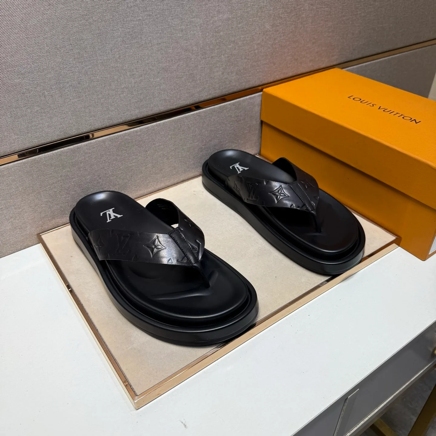 ⬛️Men's shoes 💰p400 [LV～] Men's casual slippers 2025z cabinet sales simultaneously 🔶Size: 39-44#️⃣ 🔷4 colors🔜The upper is made of cowhide stitching➕Genuine leather lining, comfortable and breathable, sole: original comfortable and wear-resistant outsole, ⚠️Real 📱Photographed🎬The real thing is better📢📢📢